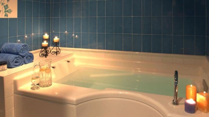 The Broadmoor Jacuzzi room