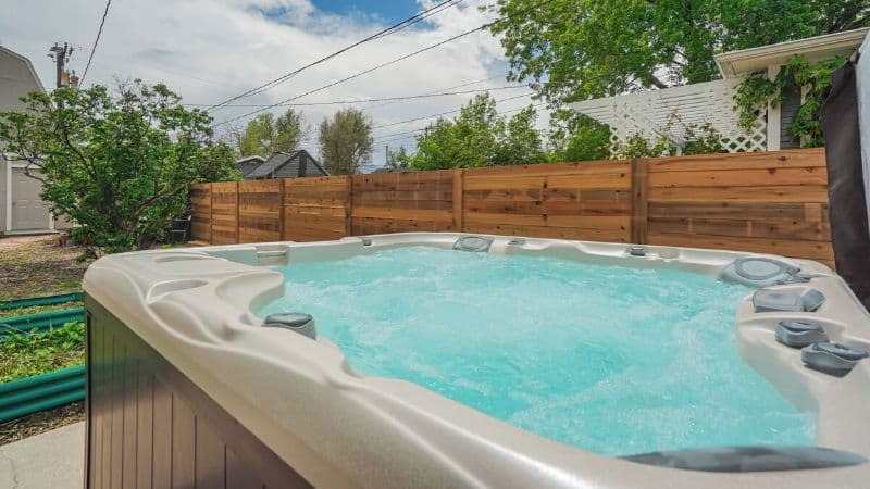 The Hive Downtown: ☀️Hot Tub +🍷Patio + 🔥Fire pit Jacuzzi room