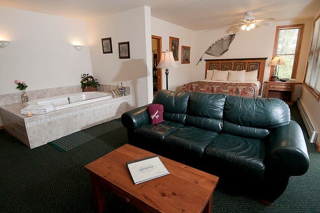Wildwood Inn Jacuzzi room