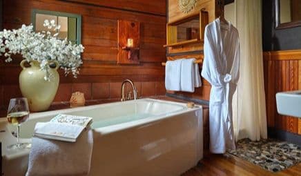 Abbey’s Lantern Hill Inn Jacuzzi room