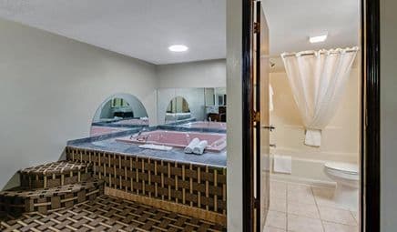 Americas Best Value Inn Jacuzzi room