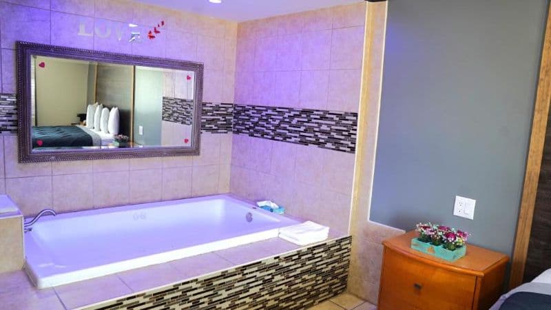 Carrier Motor Lodge Jacuzzi room
