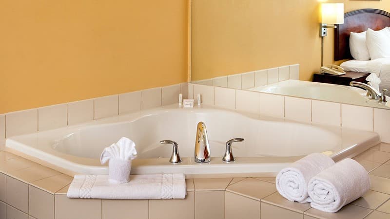 Courtyard by Marriott Hartford Manchester Jacuzzi room