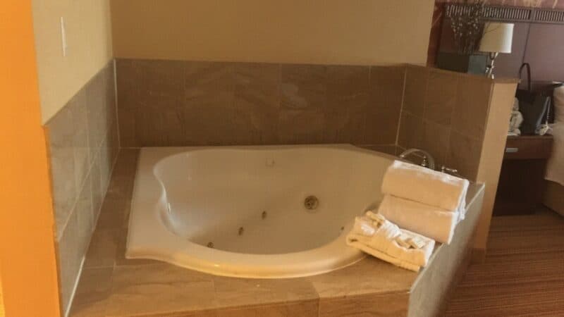 Courtyard by Marriott Stamford Downtown Jacuzzi room