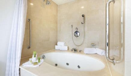 Hilton Mystic Jacuzzi room