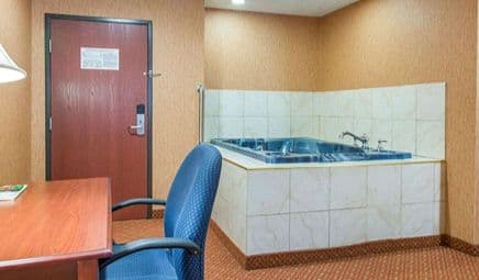 Quality Inn & Suites Meriden Jacuzzi room