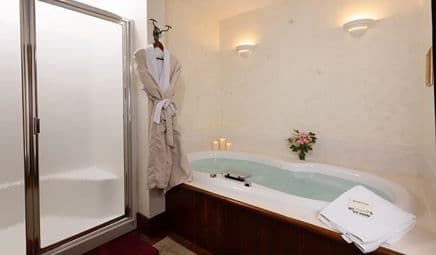 Stonecroft Country Inn Jacuzzi room