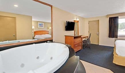 Super 8 by Wyndham Milford New Haven Jacuzzi room
