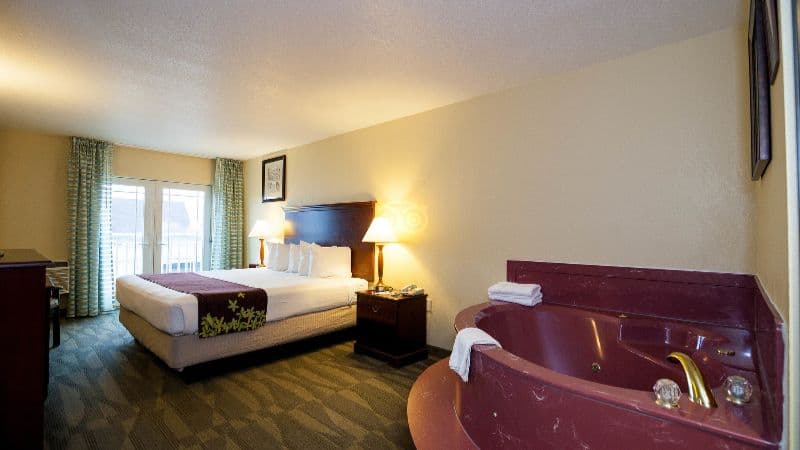 Gold Leaf Hotel Jacuzzi room
