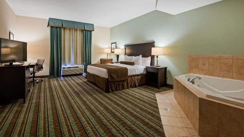 Best Western Plus Chain Of Lakes Inn & Suites Jacuzzi room