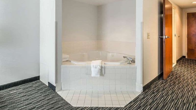 Comfort Inn University Jacuzzi room