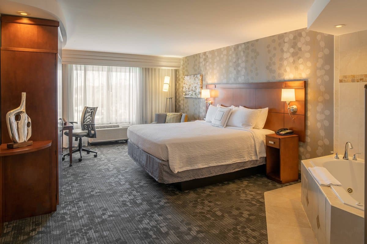 Courtyard by Marriott Jacksonville Orange Park Jacuzzi room