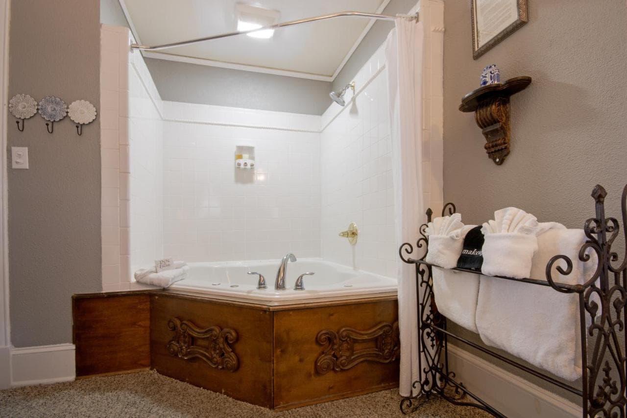 Inn On Charlotte Jacuzzi room