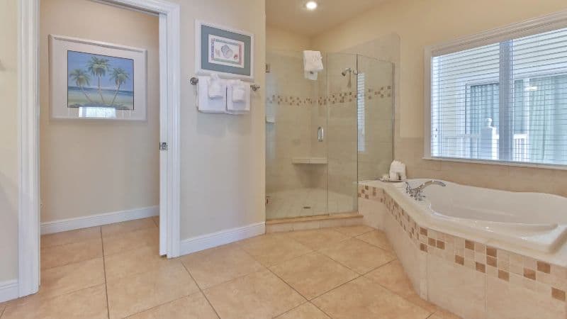 Tortuga Inn Beach Resort Jacuzzi room