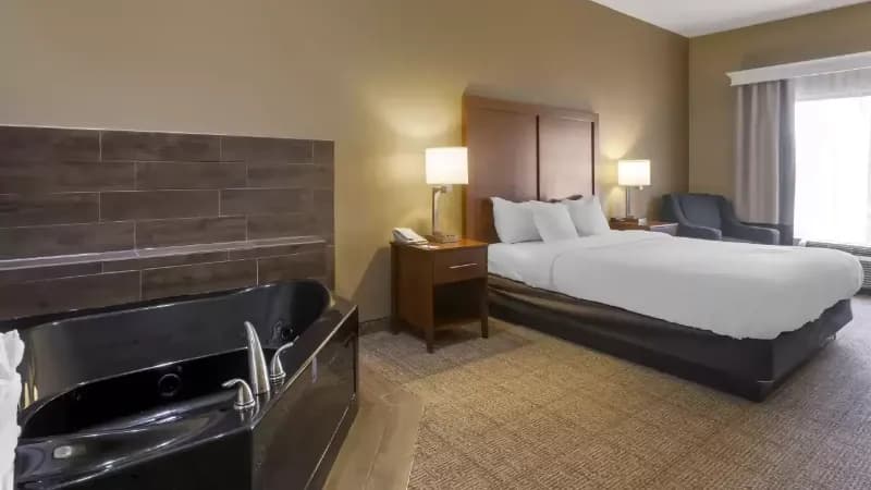 Comfort Inn & Suites Peachtree Corners Jacuzzi room