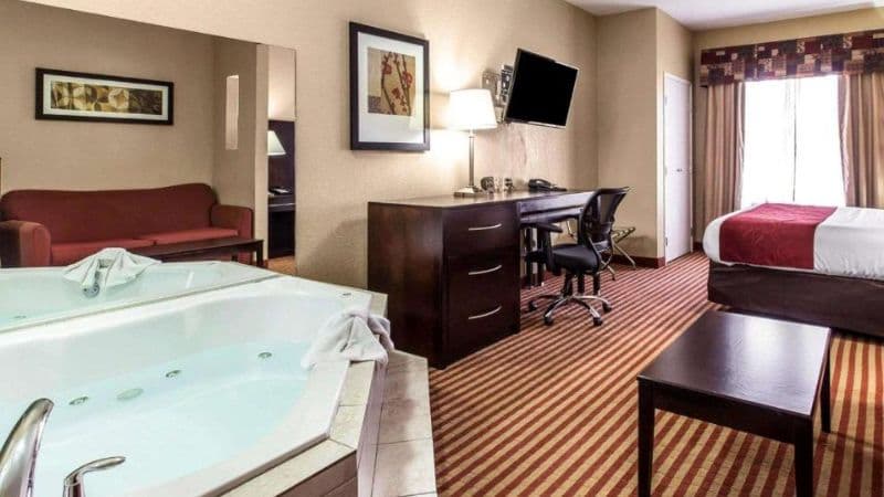 Comfort Suites Jacuzzi room