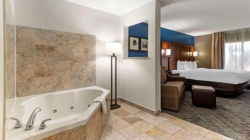 Comfort Suites Atlanta Airport Jacuzzi room