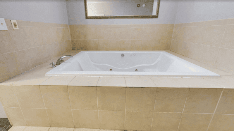 Country Inn & Suites by Radisson, Macon North, GA Jacuzzi room