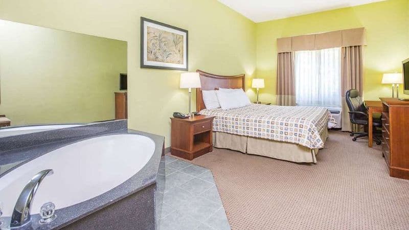 Days Inn & Suites by Wyndham Swainsboro Jacuzzi room