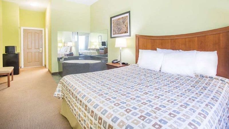 Days Inn & Suites by Wyndham Swainsboro hotel photo 2