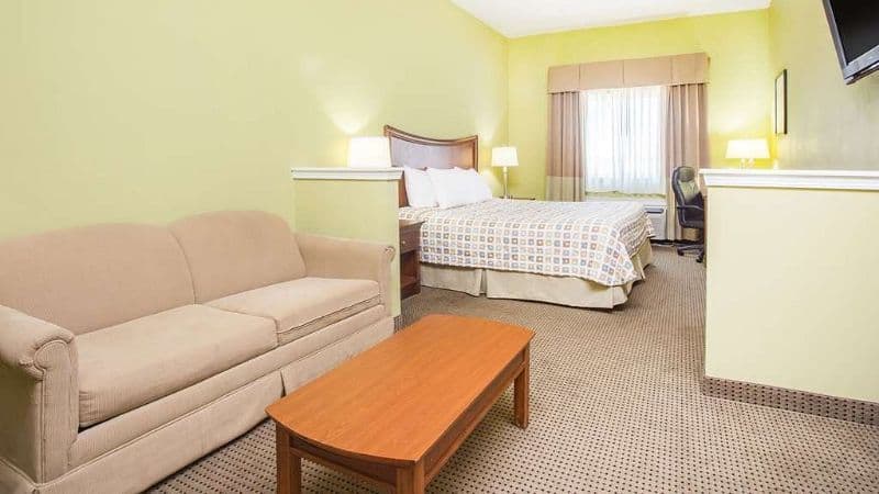 Days Inn & Suites by Wyndham Swainsboro hotel photo 3