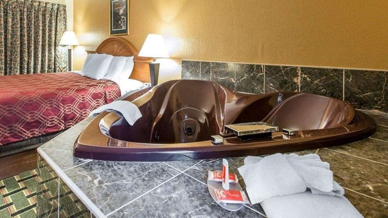 Econo Lodge Dalton Jacuzzi room