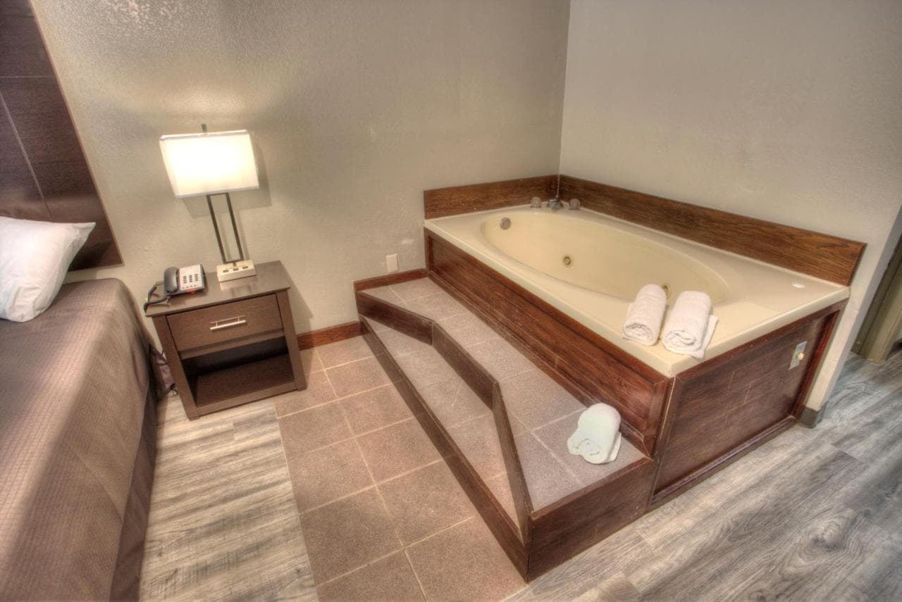 Econo Lodge Helen Jacuzzi room