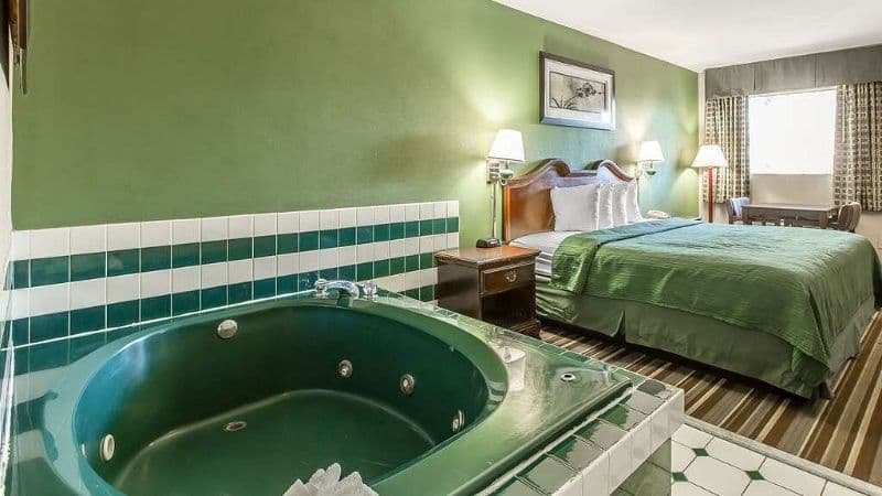 Quality Inn & Suites Jacuzzi room