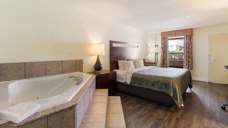 Quality Inn & Suites Statesboro Jacuzzi room