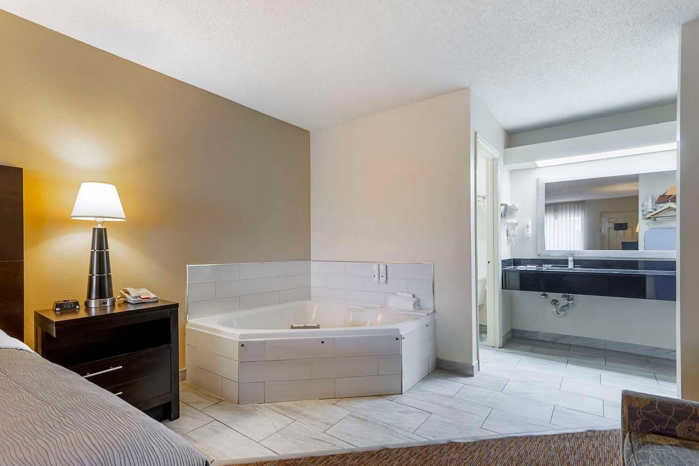 Quality Inn Cordele Jacuzzi room
