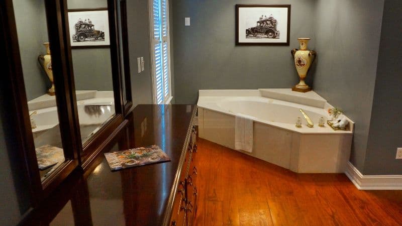 Stone Mountain Manor Jacuzzi room