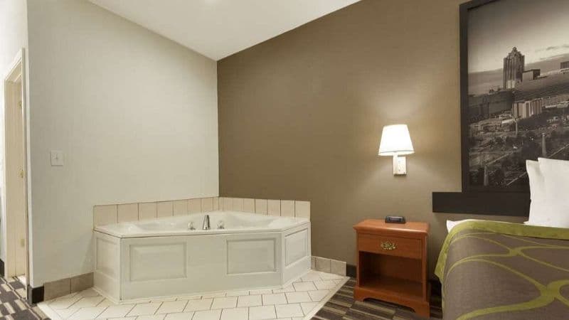 Super 8 by Wyndham Chatsworth/Dalton Jacuzzi room