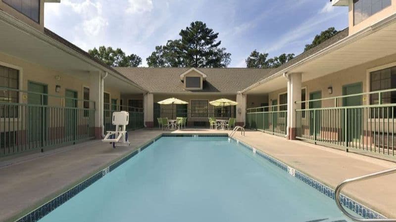 Super 8 by Wyndham Chatsworth/Dalton hotel photo 4
