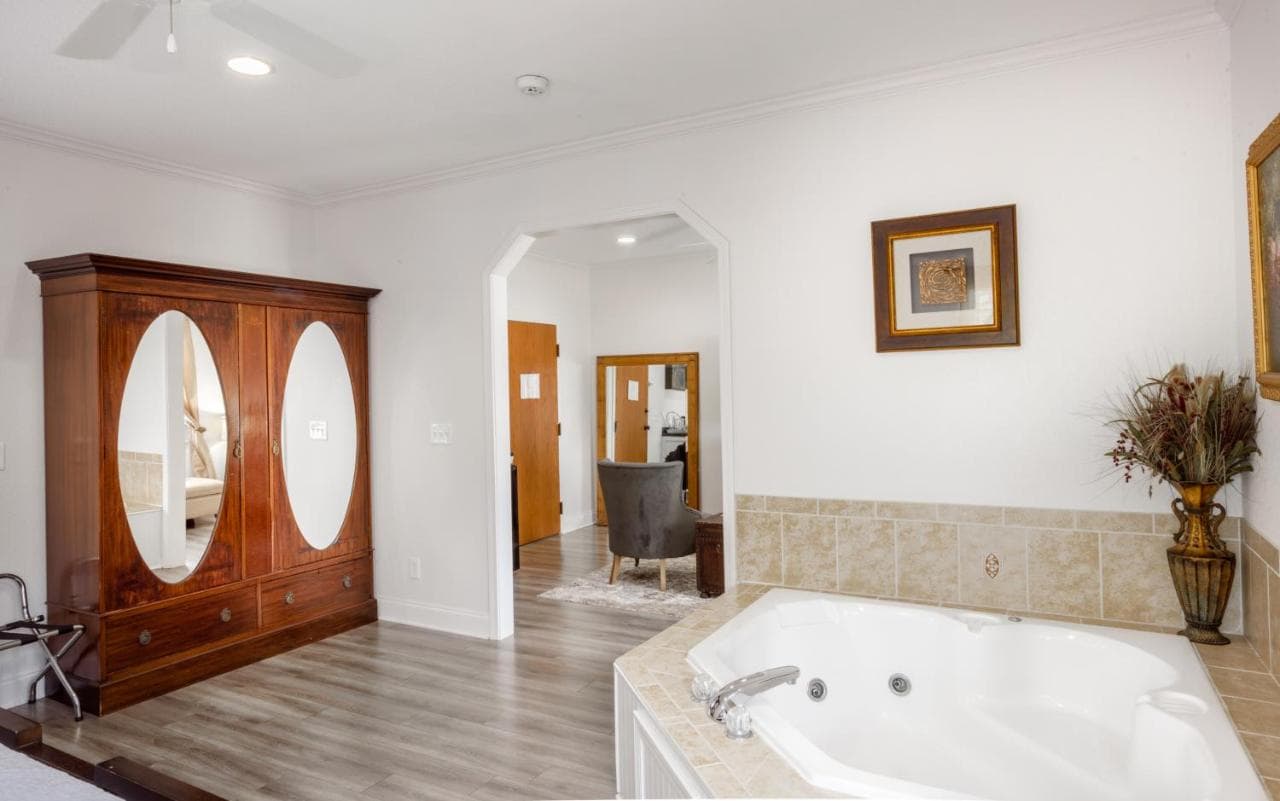 Twenty Seven on Park Jacuzzi room
