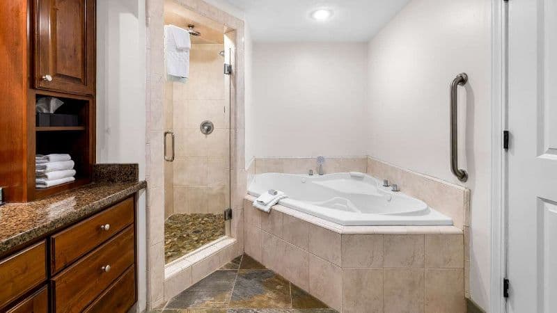Best Western Driftwood Inn Jacuzzi room
