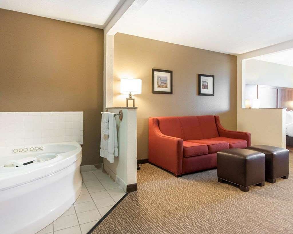 Comfort Suites Airport Jacuzzi room