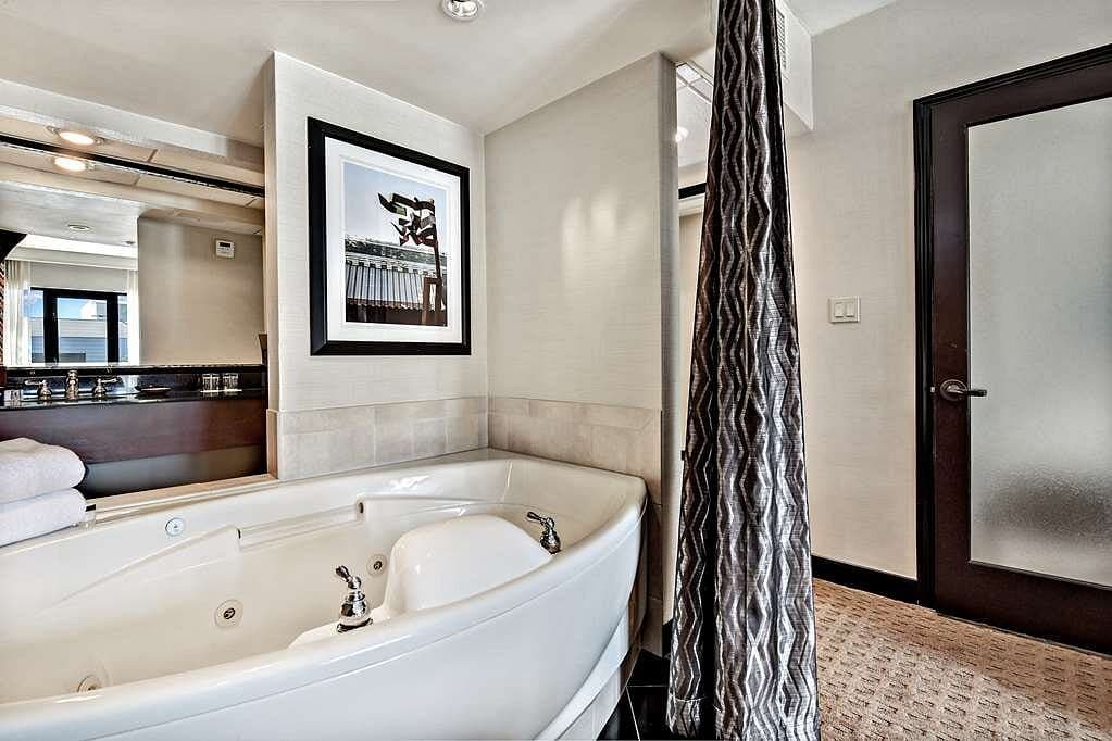 Hotel 43 Jacuzzi room