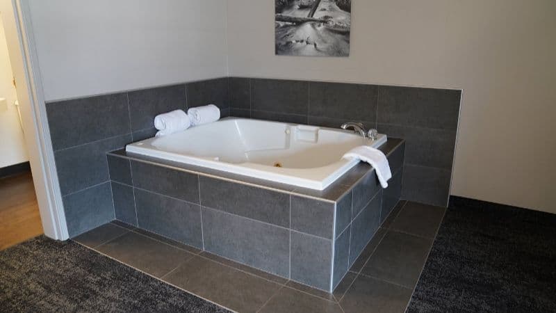 Hotel Ruby Sandpoint Ponderay Jacuzzi room