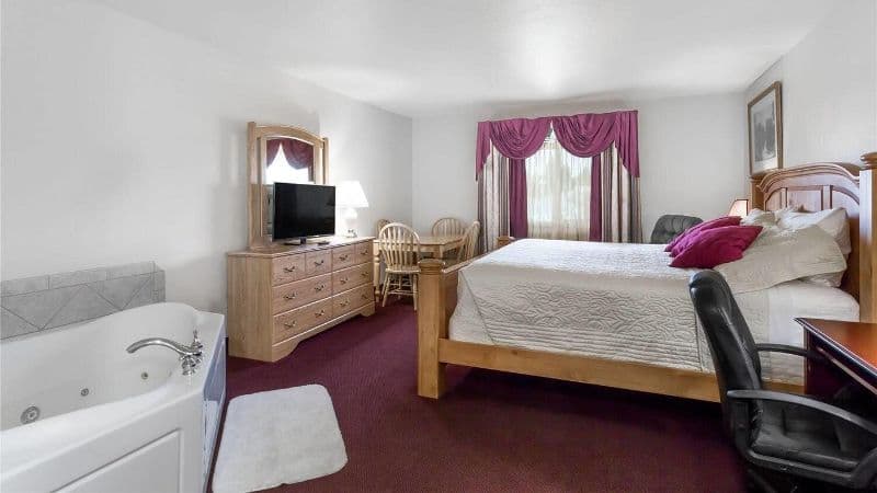Super 8 by Wyndham Rexburg Jacuzzi room