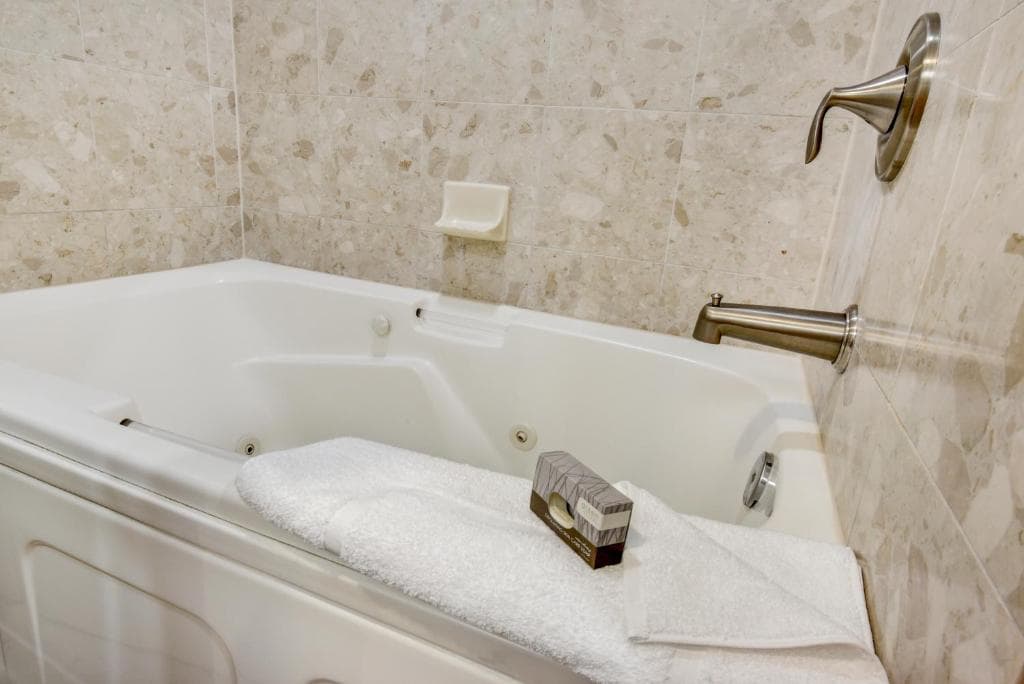 The Grove Hotel Jacuzzi room