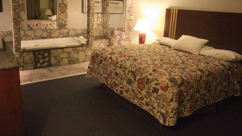 American Inn & Suites hotel photo 5