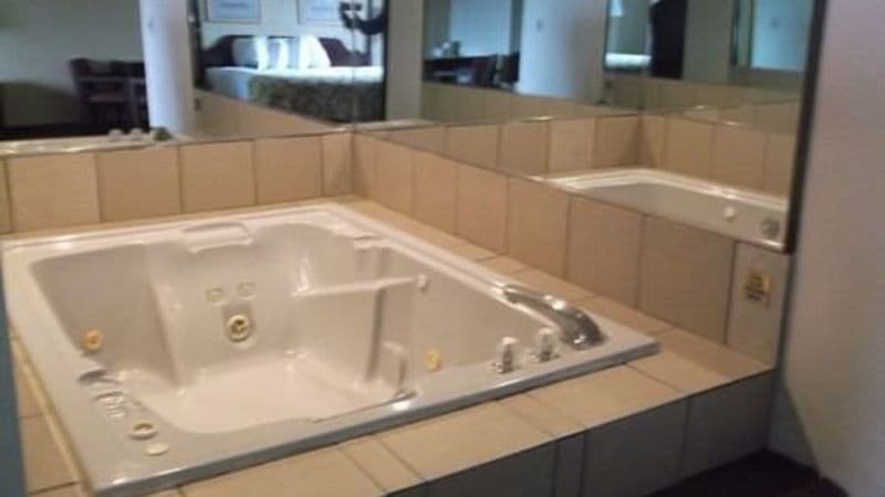 Baymont by Wyndham Metropolis Jacuzzi room