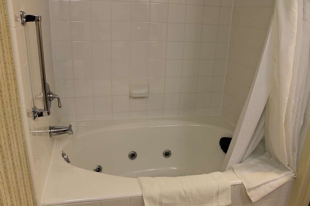 Hilton Garden Inn Addison Jacuzzi room