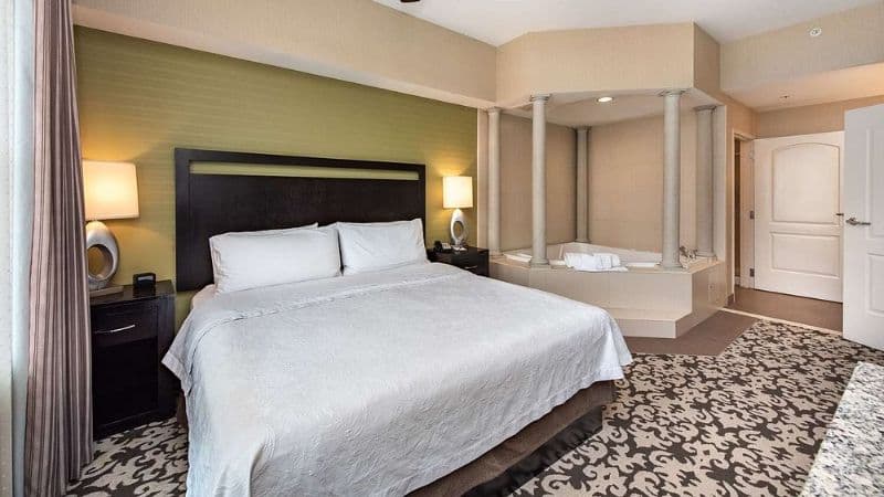 Motel 6 Naperville Jacuzzi room