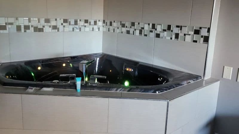 Motel 6 Rockford, IL Jacuzzi room