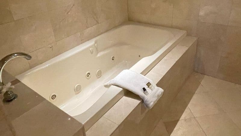 Par-A-Dice Hotel Casino Jacuzzi room