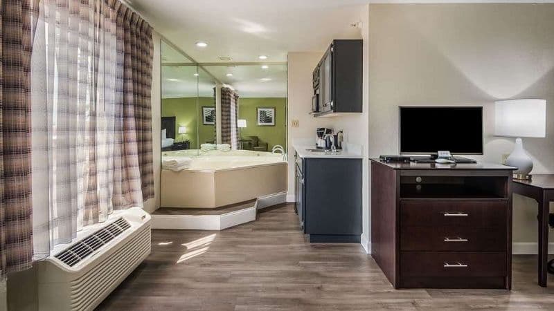 Quality Inn & Suites hotel photo 2