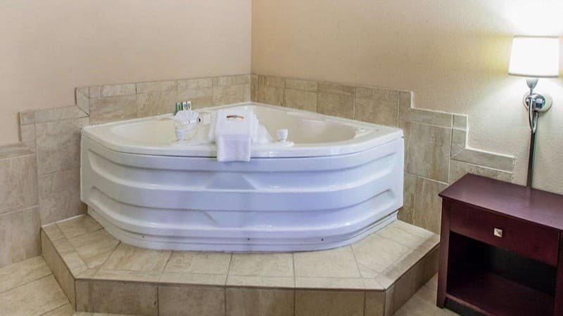 Quality Inn & Suites Peoria Jacuzzi room