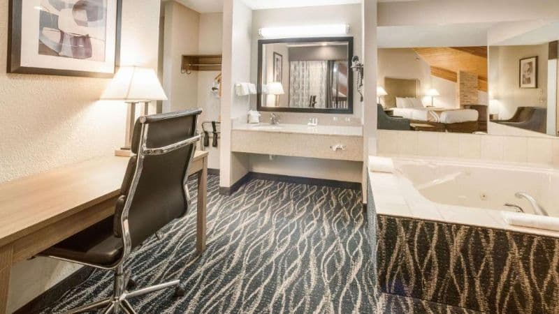 Quality Inn Effingham Jacuzzi room