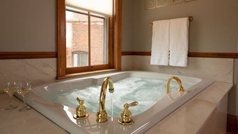 Riverboat Suites Jacuzzi room